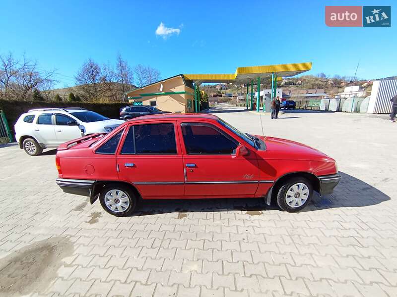Седан Opel Kadett 1988 в Турці
