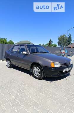 Седан Opel Kadett 1989 в Лановцах
