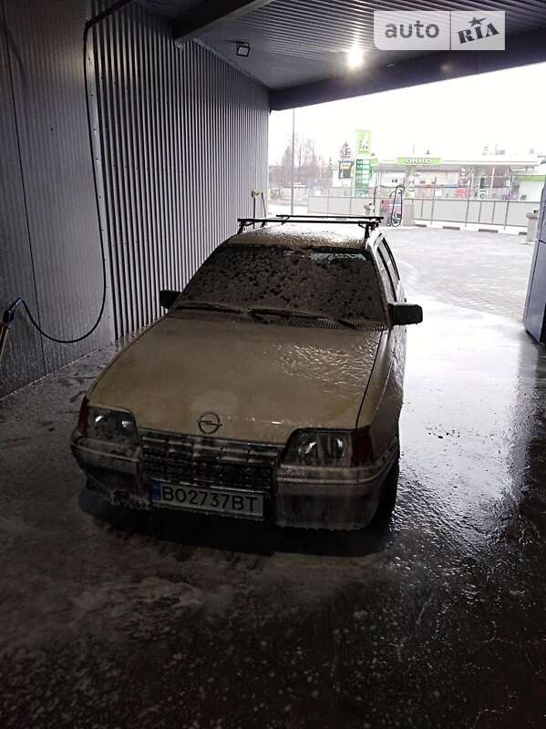 Універсал Opel Kadett 1985 в Тернополі