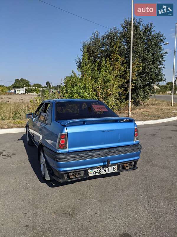 Седан Opel Kadett 1988 в Надворной