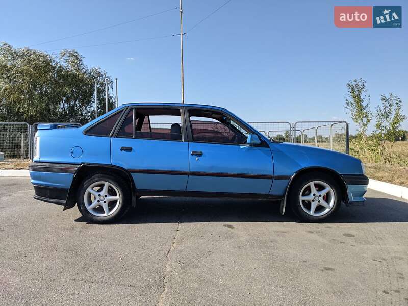 Седан Opel Kadett 1988 в Надворной