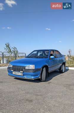 Седан Opel Kadett 1988 в Надворной