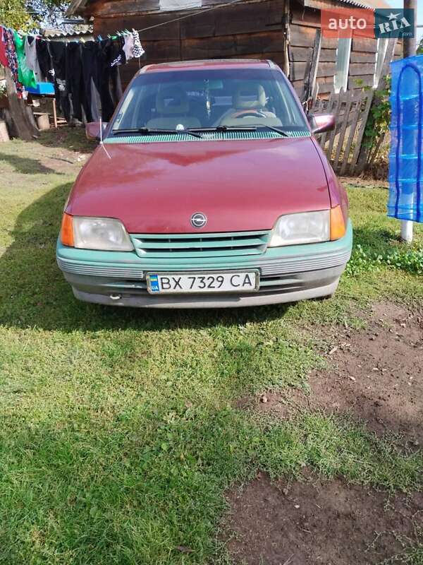 Седан Opel Kadett 1990 в Староконстантинове