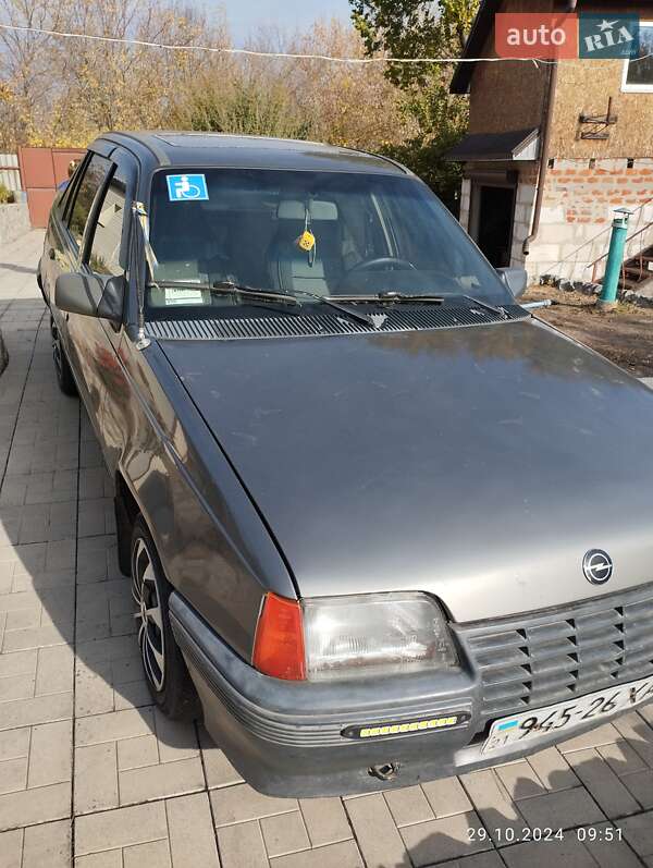 Седан Opel Kadett 1988 в Мерефа