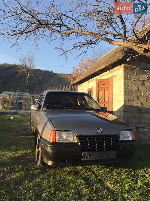 Седан Opel Kadett 1988 в Надвірній