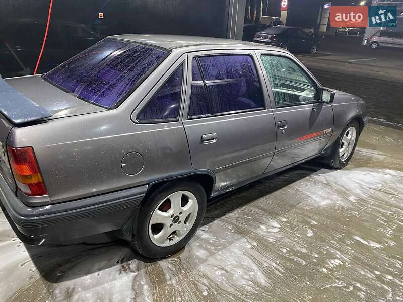 Седан Opel Kadett 1988 в Ракошине