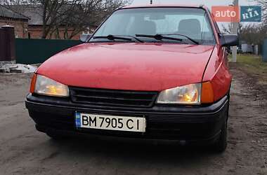 Седан Opel Kadett 1987 в Ромнах