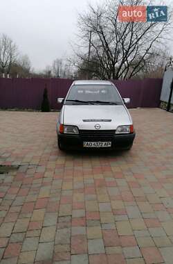 Хетчбек Opel Kadett 1988 в Іршаві