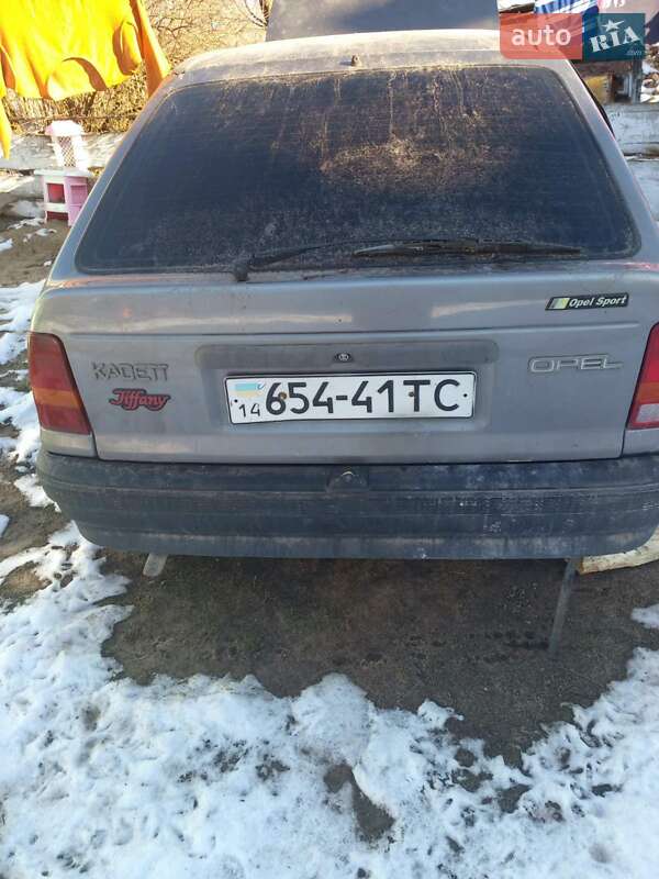 Седан Opel Kadett 1988 в Жовкве