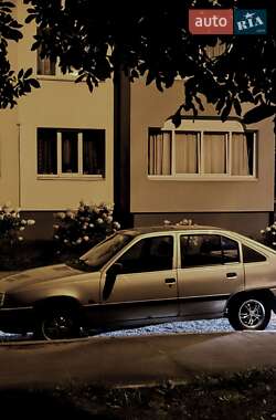 Хэтчбек Opel Kadett 1990 в 