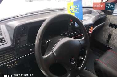 Хэтчбек Opel Kadett 1985 в 