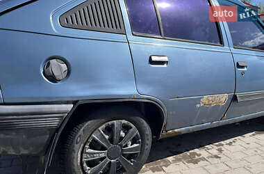 Хэтчбек Opel Kadett 1990 в 