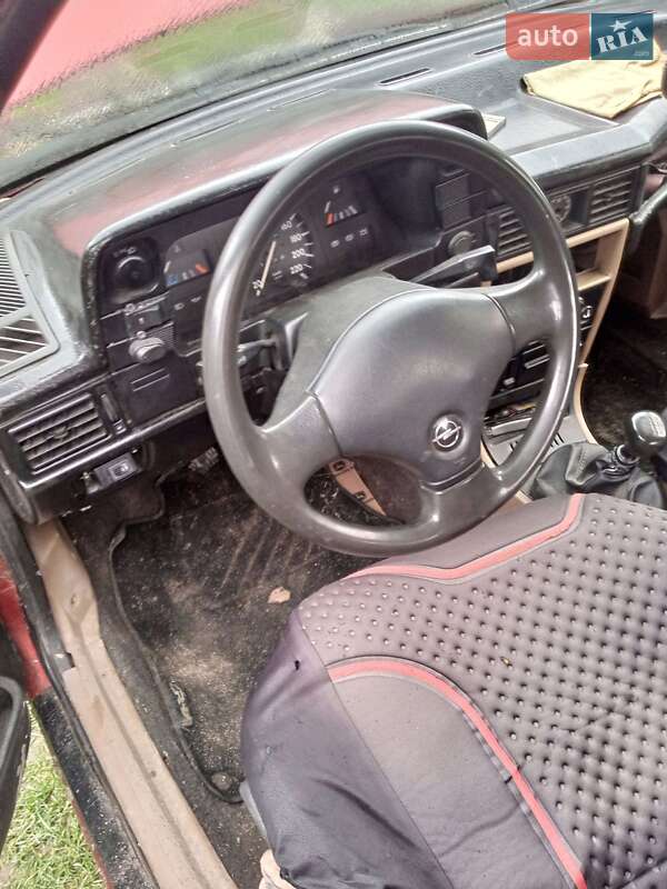 Хэтчбек Opel Kadett 1985 в Городке