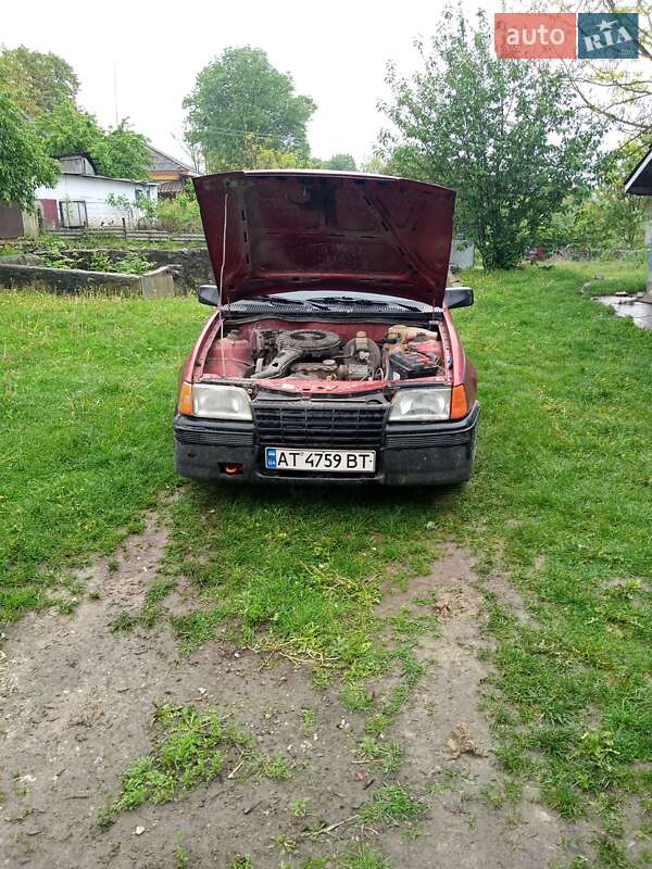 Хэтчбек Opel Kadett 1985 в Городке