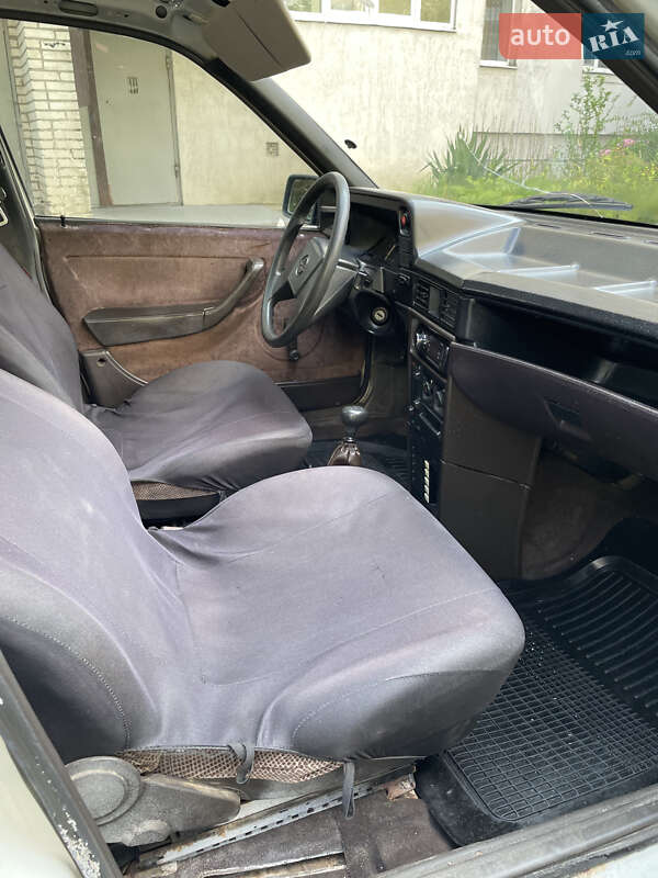 Седан Opel Kadett 1988 в Львове