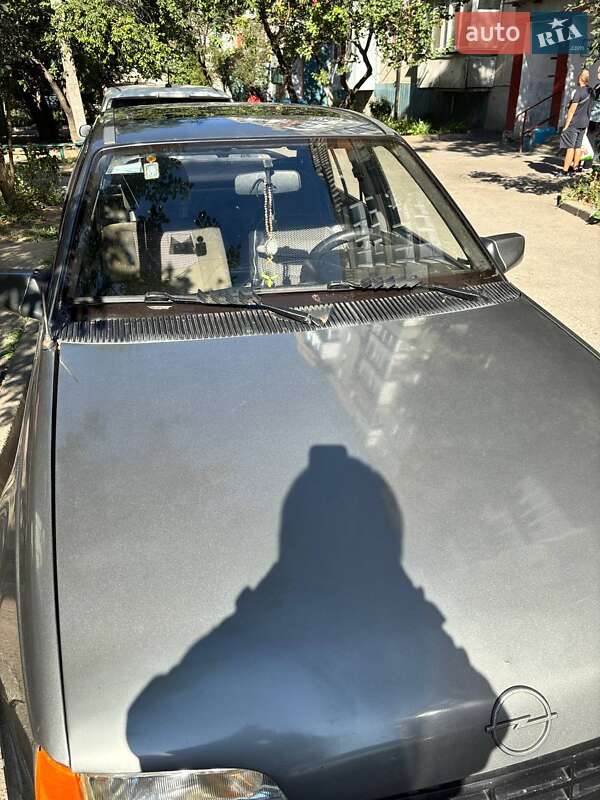 Седан Opel Kadett 1987 в Кропивницькому