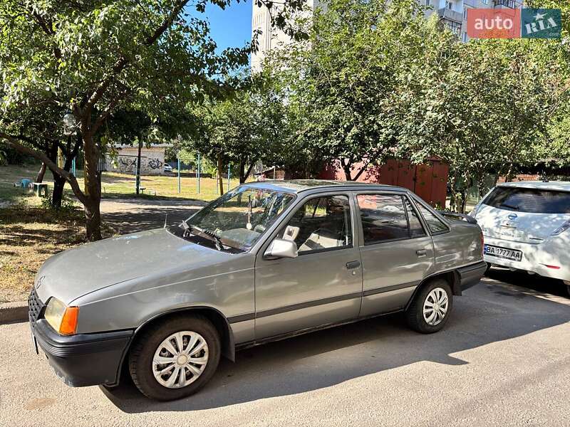 Седан Opel Kadett 1987 в Кропивницькому