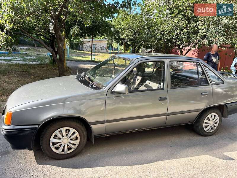 Седан Opel Kadett 1987 в Кропивницькому