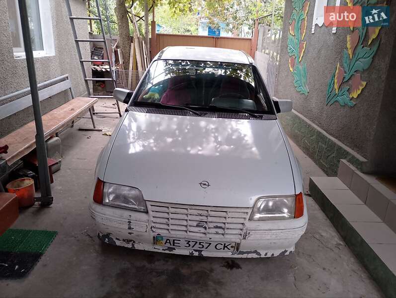 Хэтчбек Opel Kadett 1985 в Каменском фото Хэтчбек Opel Kadett 1985 в Каменском