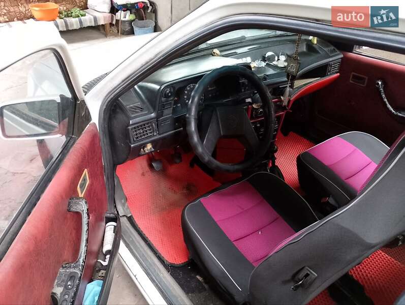 Хэтчбек Opel Kadett 1985 в Каменском фото 10 Хэтчбек Opel Kadett 1985 в Каменском