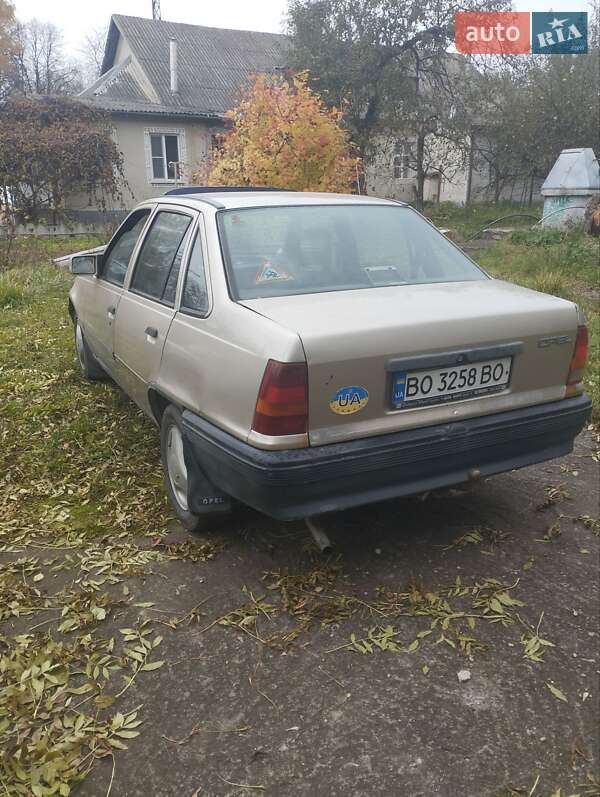 Седан Opel Kadett 1988 в Городку