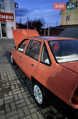 Седан Opel Kadett 1988 в Черновцах