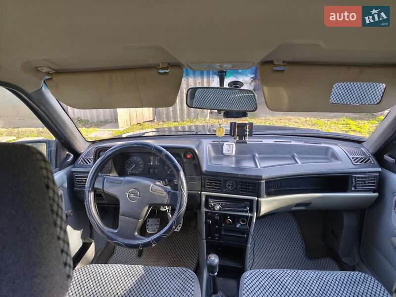 Седан Opel Kadett 1988 в Черновцах