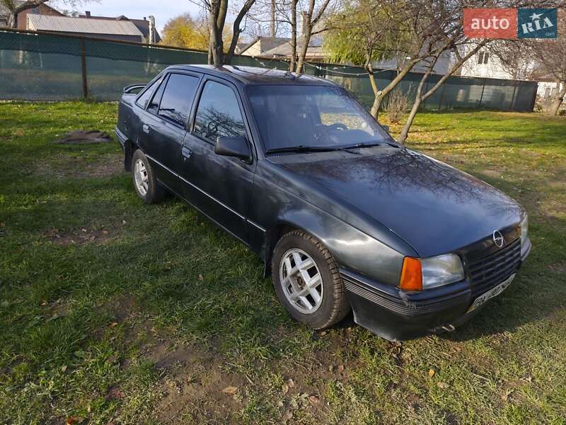 Седан Opel Kadett 1988 в Черновцах