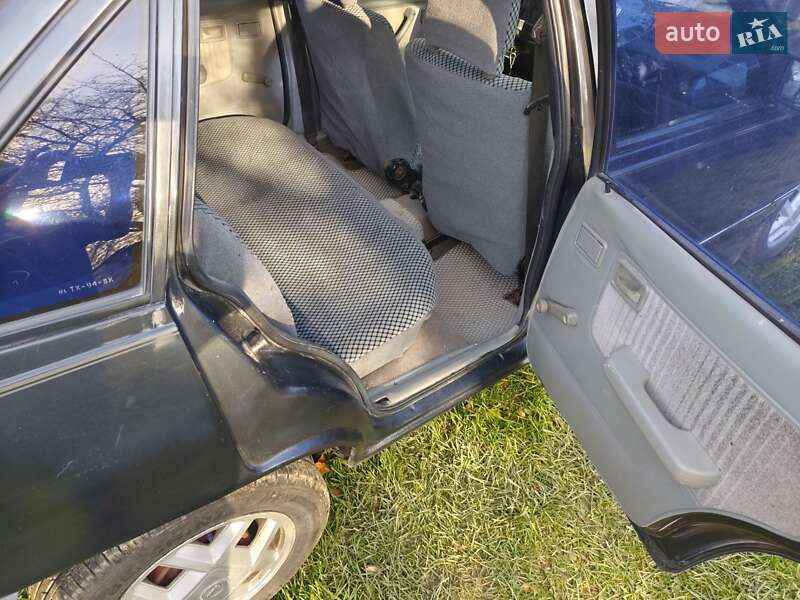 Седан Opel Kadett 1988 в Черновцах