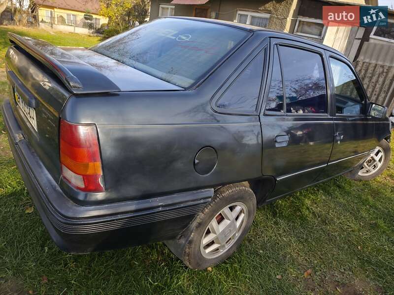 Седан Opel Kadett 1988 в Черновцах