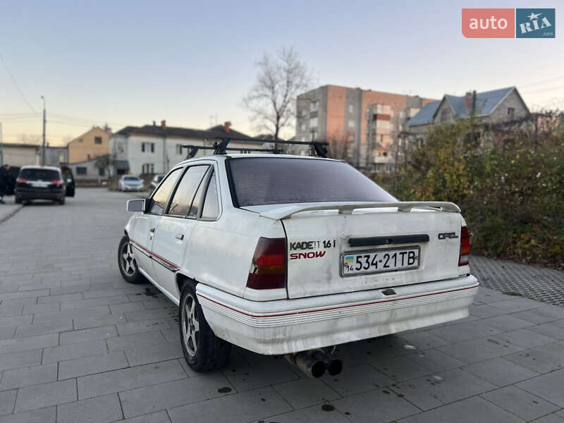 Седан Opel Kadett 1988 в Самборе