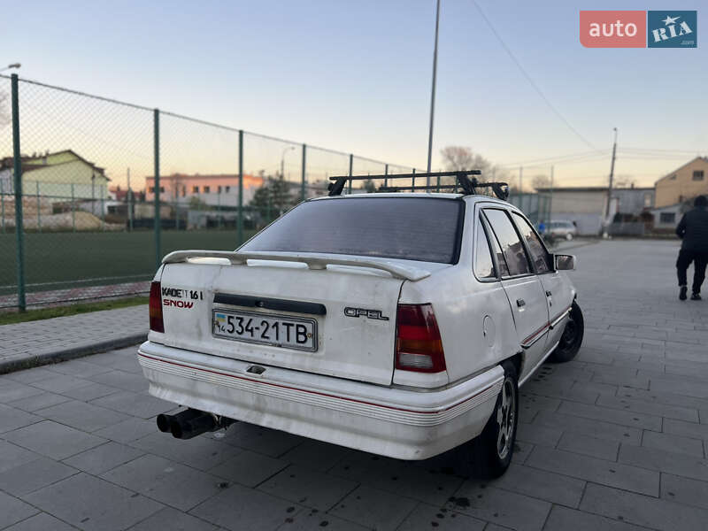 Седан Opel Kadett 1988 в Самборе