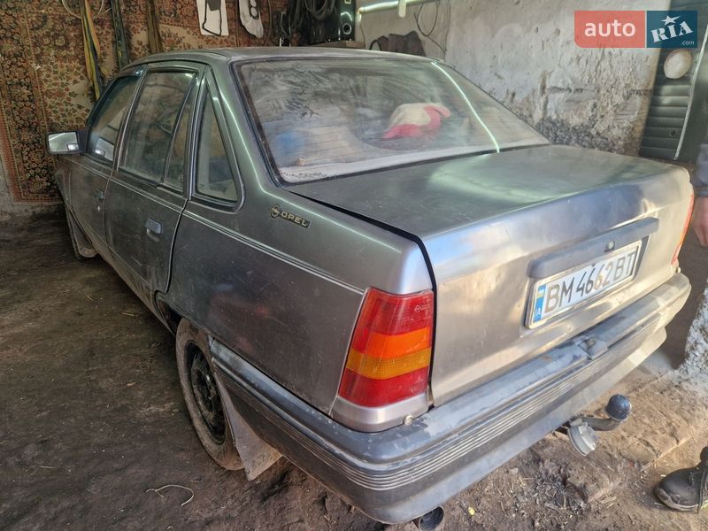 Седан Opel Kadett 1988 в Ромнах