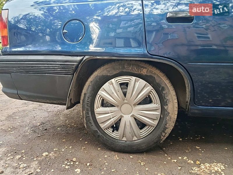 Седан Opel Kadett 1987 в Кривом Роге