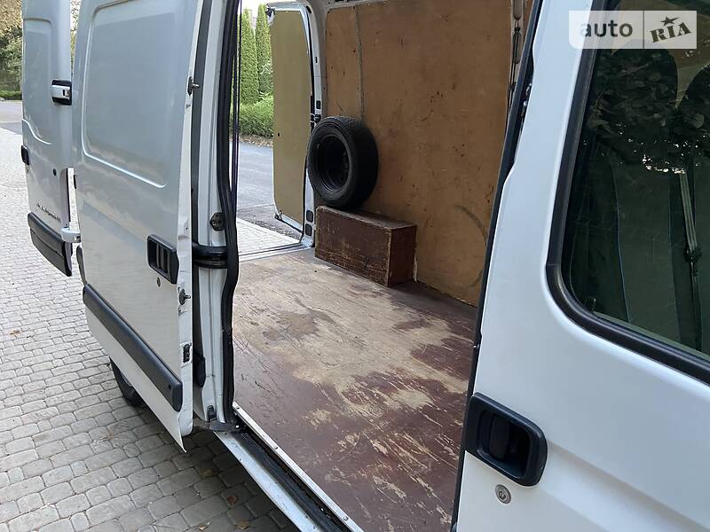 Грузопассажирский фургон Opel Movano 2005 в Ровно