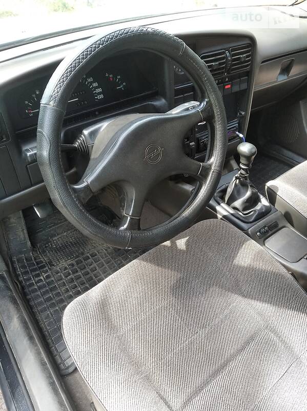 Седан Opel Omega 1987 в Покрові