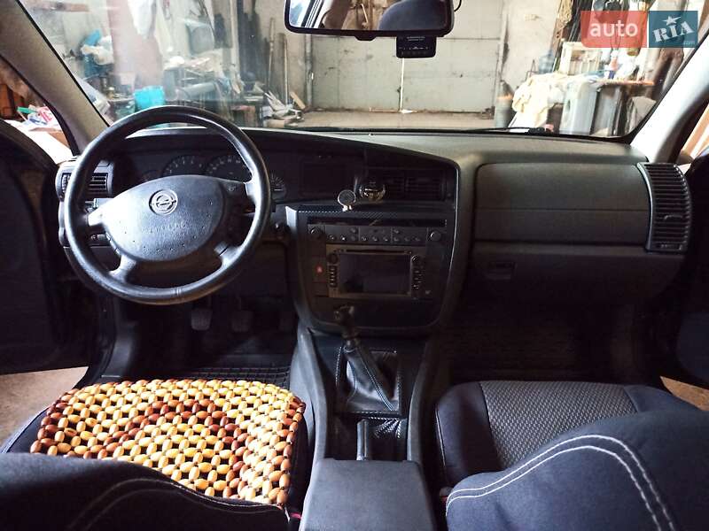 Седан Opel Omega 2003 в Черкасах