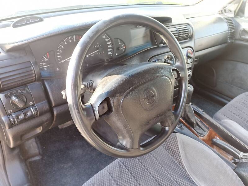 Седан Opel Omega 1995 в Новой Ушице