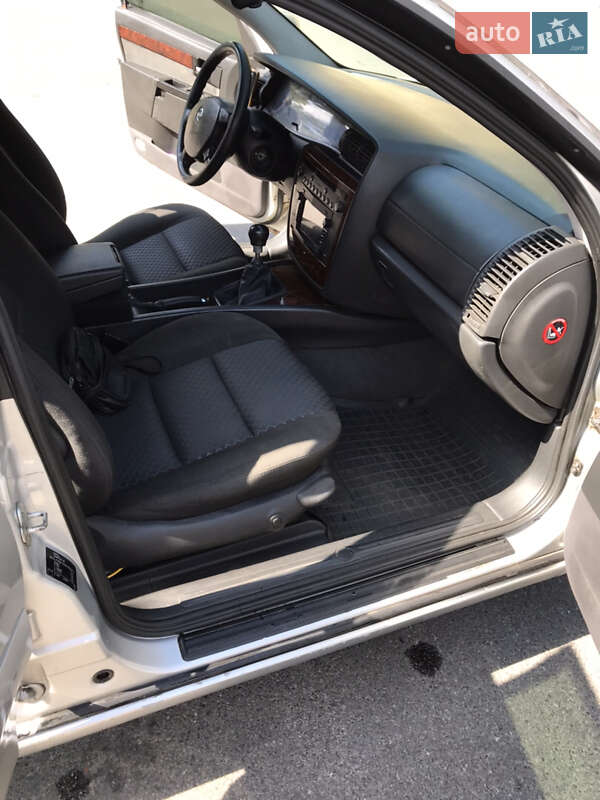 Седан Opel Omega 2003 в Чернігові