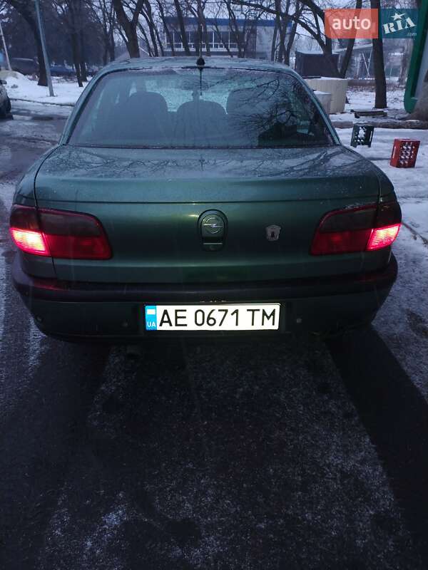 Седан Opel Omega 1998 в Покровске