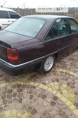 Седан Opel Omega 1991 в Вараше