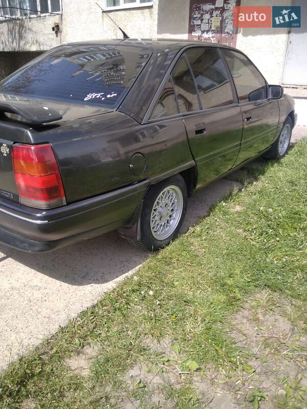 Седан Opel Omega 1988 в Новоднестровске