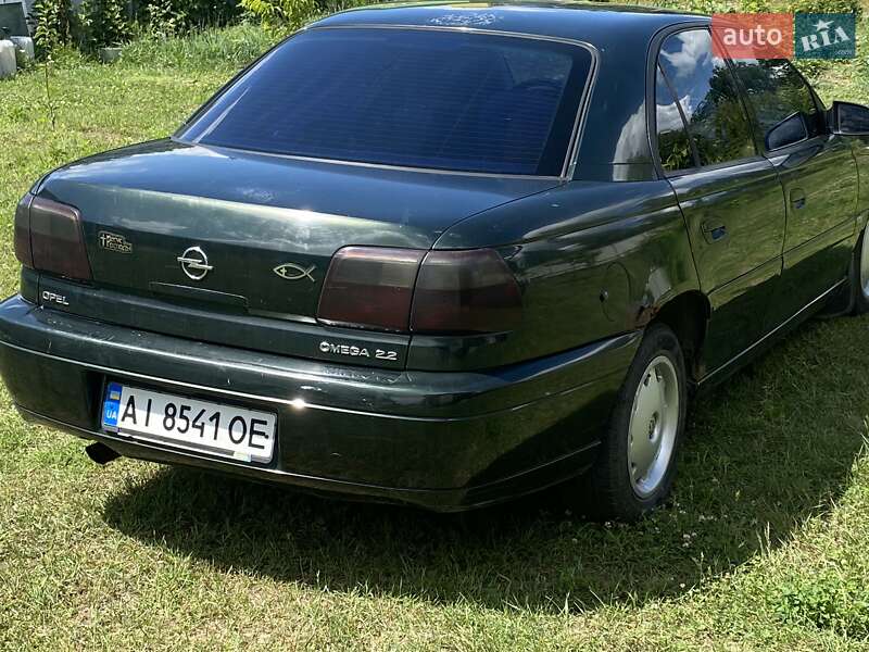Седан Opel Omega 2002 в Вишневом