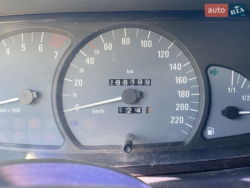 Седан Opel Omega 2002 в Вишневом