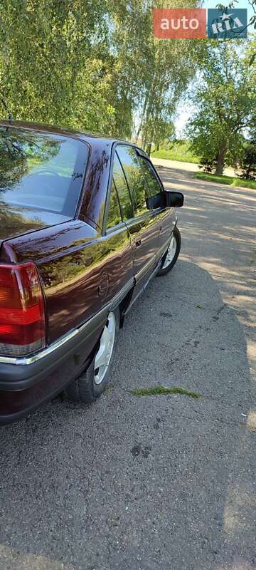 Седан Opel Omega 1992 в Кицмани
