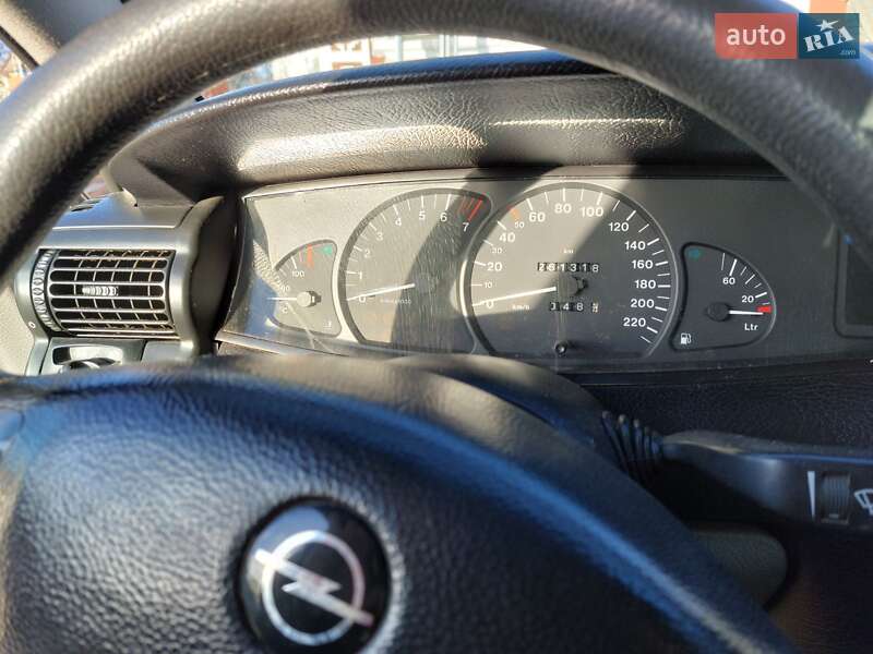 Седан Opel Omega 1996 в Черновцах
