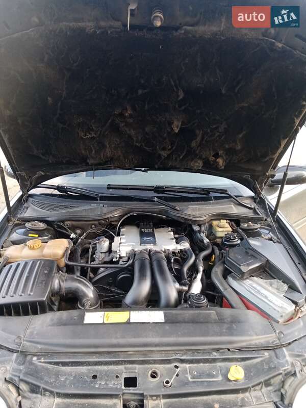 Седан Opel Omega 1999 в Верховине
