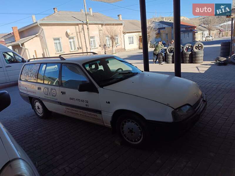 Универсал Opel Omega 1989 в Залещиках