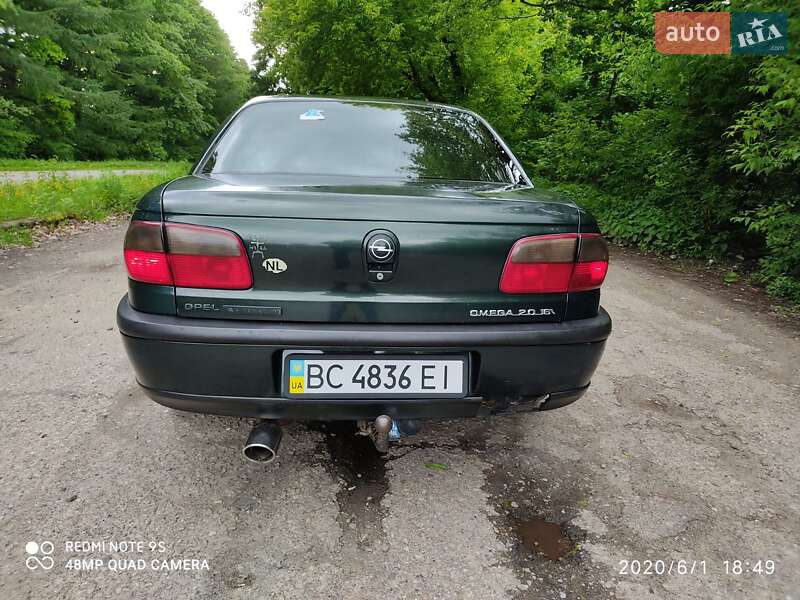 Седан Opel Omega 1995 в Самборе