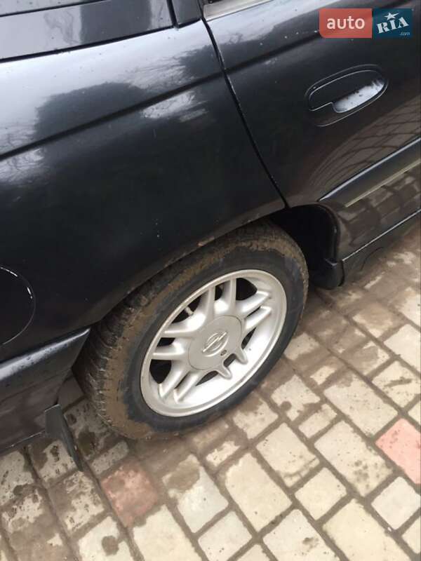 Седан Opel Omega 1999 в Жовтанцах